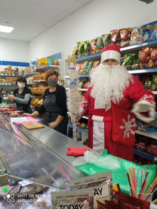 Дед Мороз поздравляет работников торговли